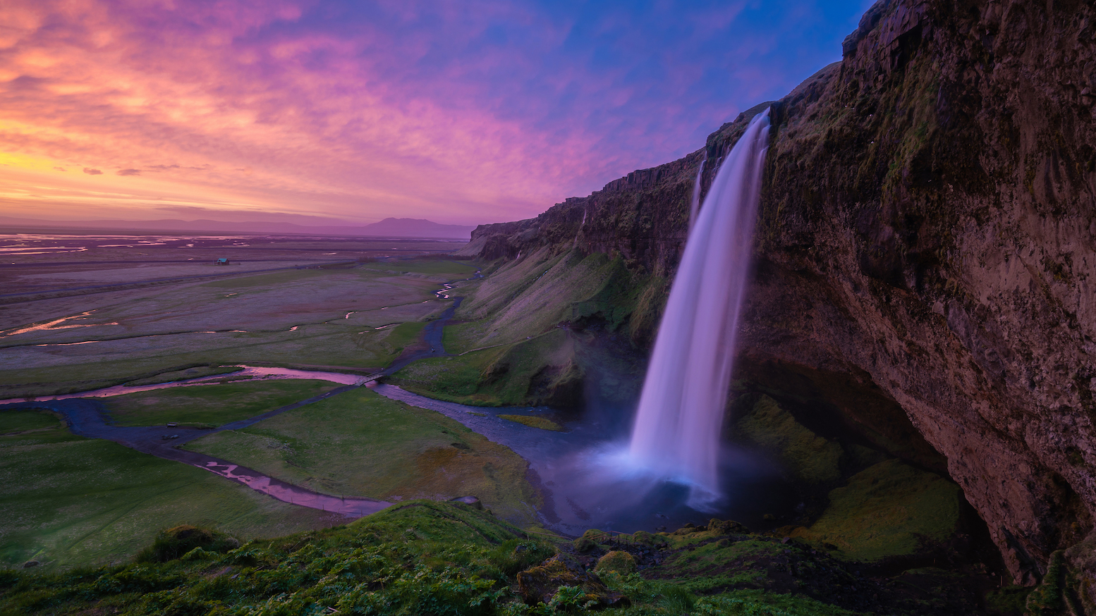 Equipo colaborando en estrategias de contenido